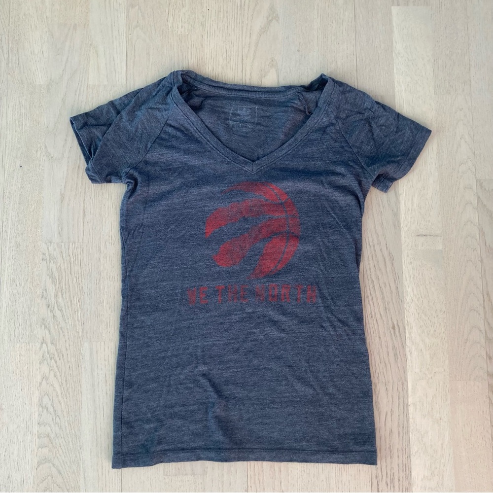 🌻5 for $10 bundle🌻 Raptors tshirt